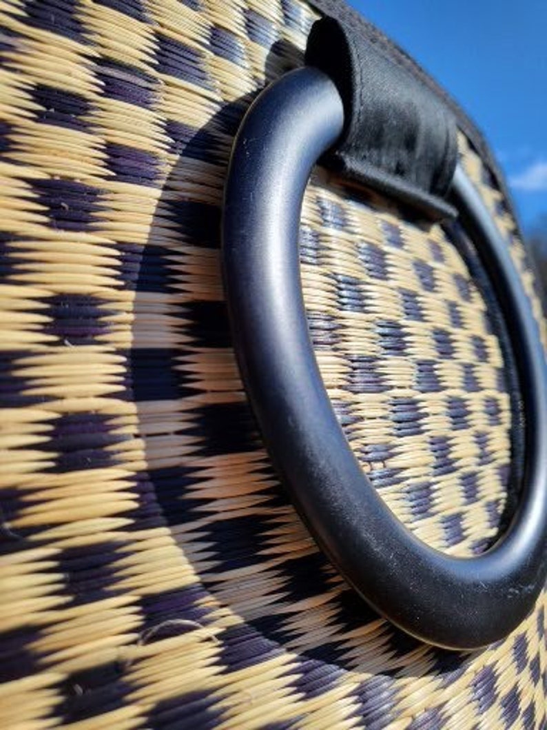 Peut inclure: Gros plan d'un sac tiss&eacute; avec une poign&eacute;e noire. Le sac est fait de mat&eacute;riaux naturels et pr&eacute;sente un motif &agrave; carreaux.