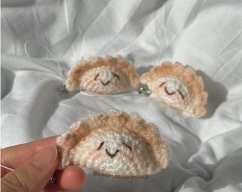 Llavero artesanal de deliciosas empanadillas - GANCHILLO