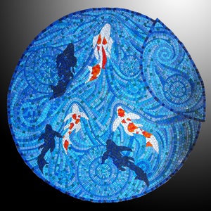 Może przedstawiać: Okrągła mozaika przedstawiająca ryby koi pływające w niebieskiej scenerii wodnej. Ryby są biało-pomarańczowe, z ciemnoniebieskimi sylwetkami ryb. Mozaika wykonana jest z małych, kwadratowych płytek.