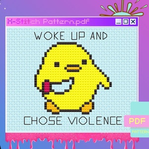 Könnte beinhalten: Ein Kreuzstichmuster mit einem gelben Küken mit einem Messer, mit dem Text "Woke Up And Chose Violence". Das Muster ist 32 x 32 Stiche groß und verwendet 4 DMC-Farben.