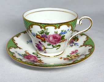 エインズレイ ウィルトン グリーン ボーンチャイナ ティーカップ：フローラルスプレー、ゴールドアクセント