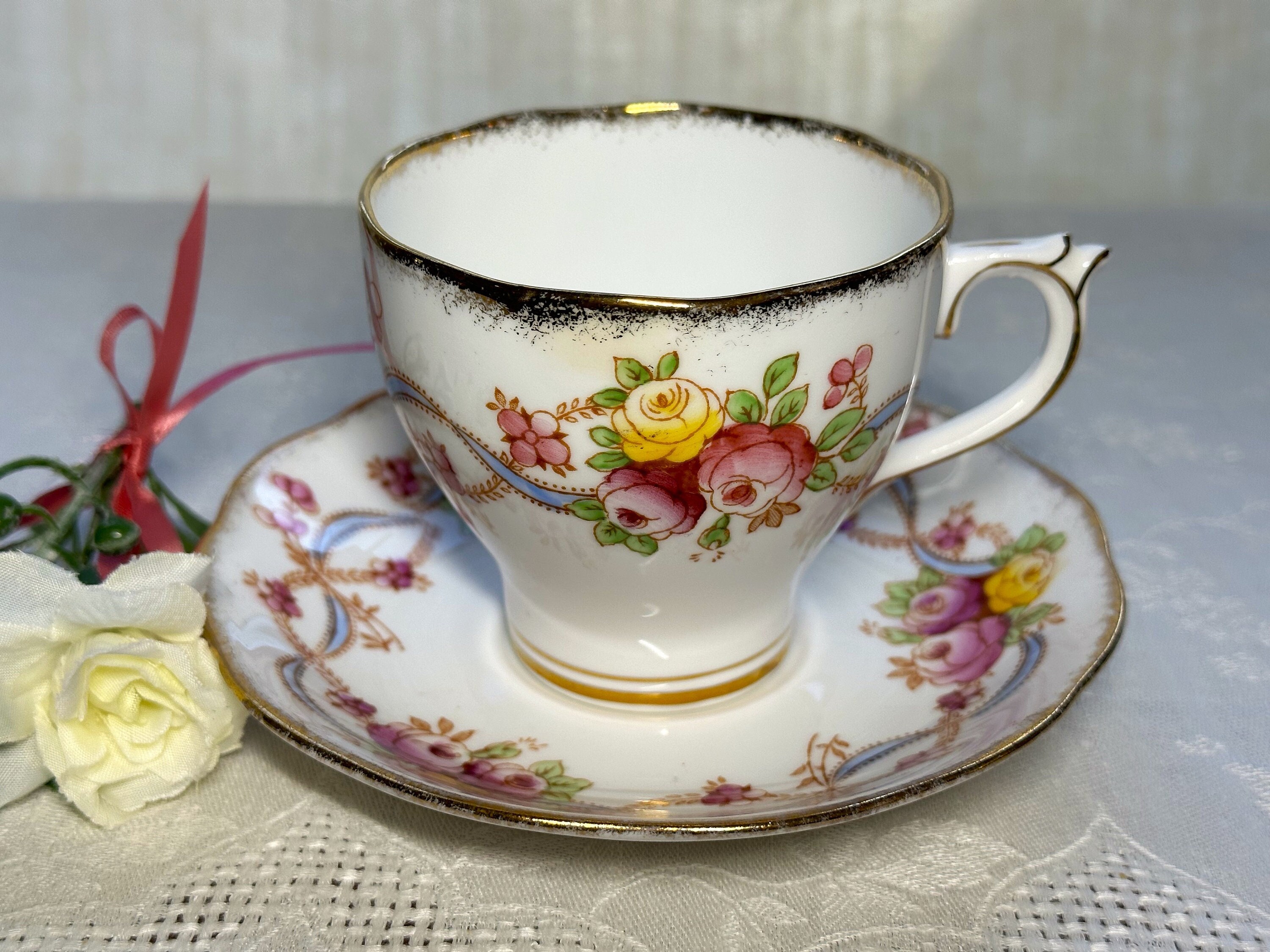 Tea Pot Ceramic Pink Rose Ivory Vintage Floral with Gold Leaves Edge Cute  29 OZ