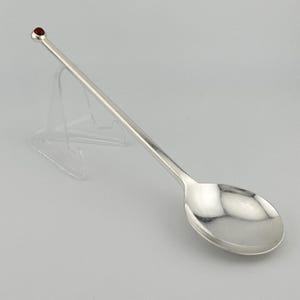 Sällsynt Hugo Pott isterningssked i sterlingsilver med karneol