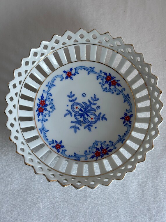 ドイツ製磁器皿、青と赤の花の渦巻き模様の装飾が施された