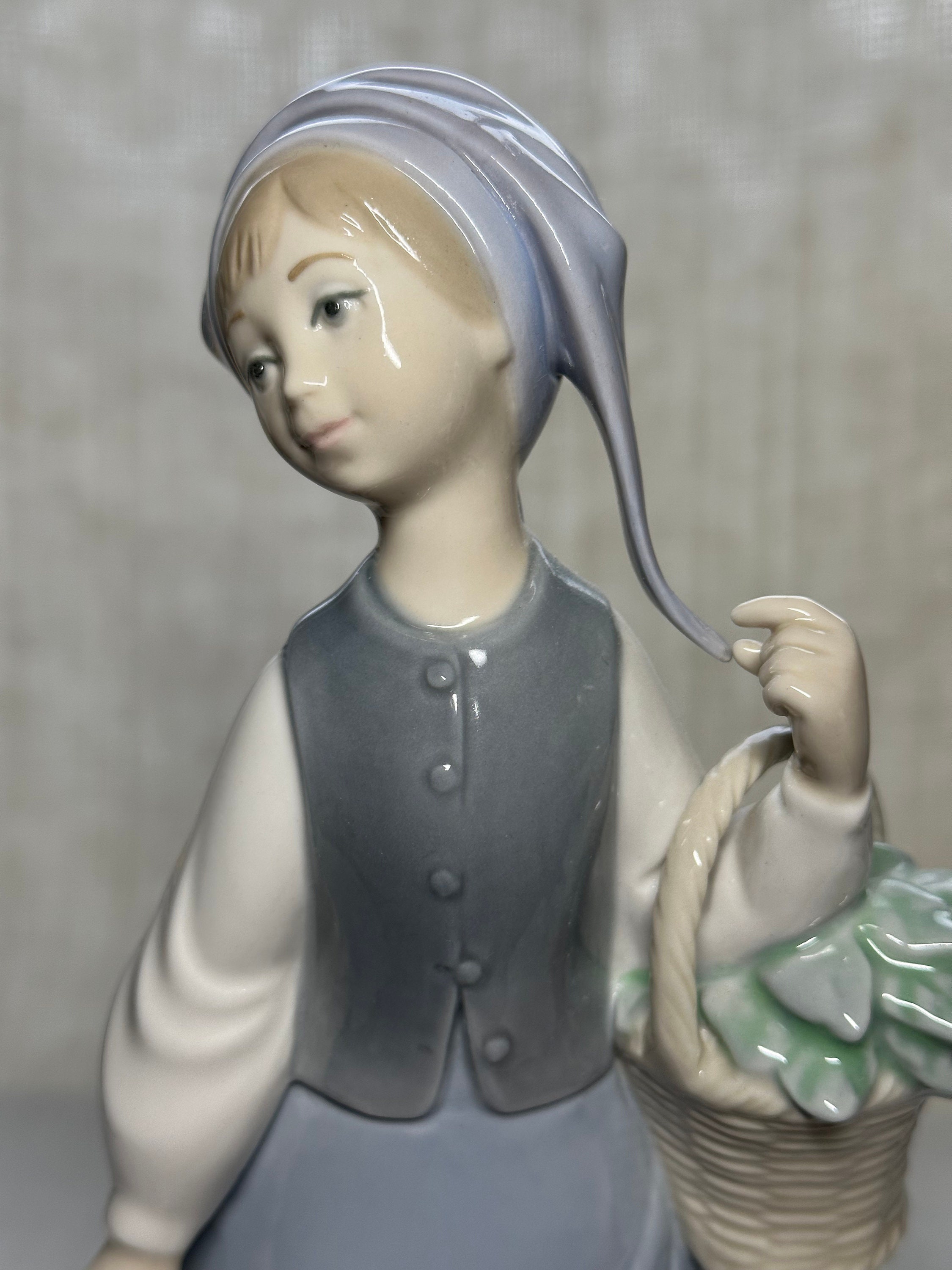 Lladro Figurines #5024 - Woman With Scarf by Lladro