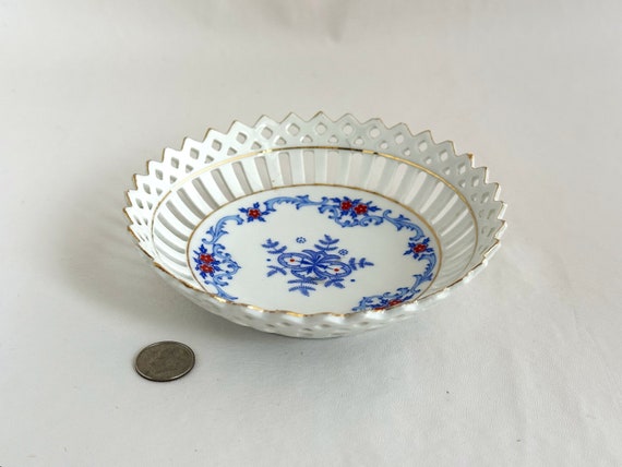 ドイツ製磁器皿、青と赤の花の渦巻き模様の装飾が施された