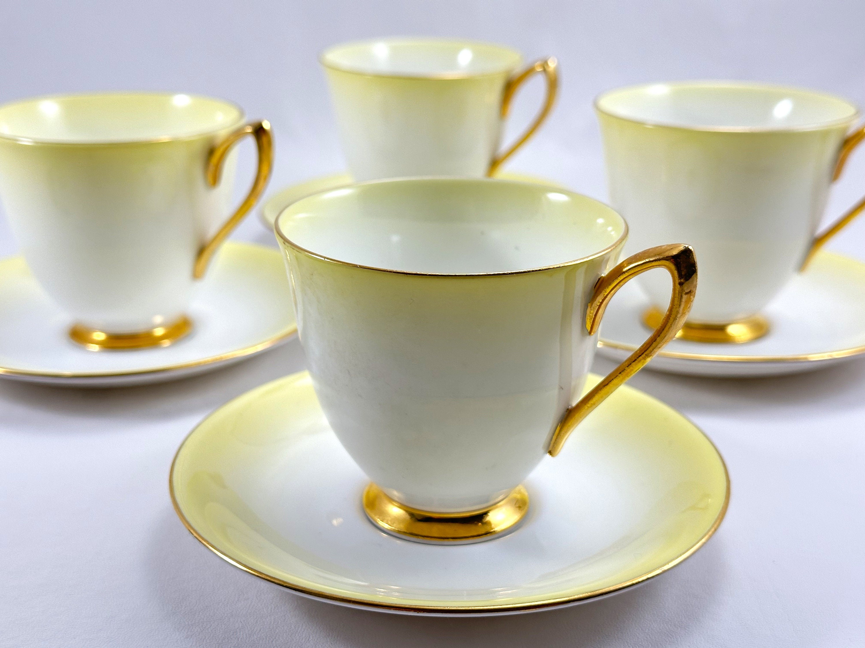 洋書 ティーカップ　'Cups & Saucers' 陶磁器 7374244076b01bbb5651fba996ba6b