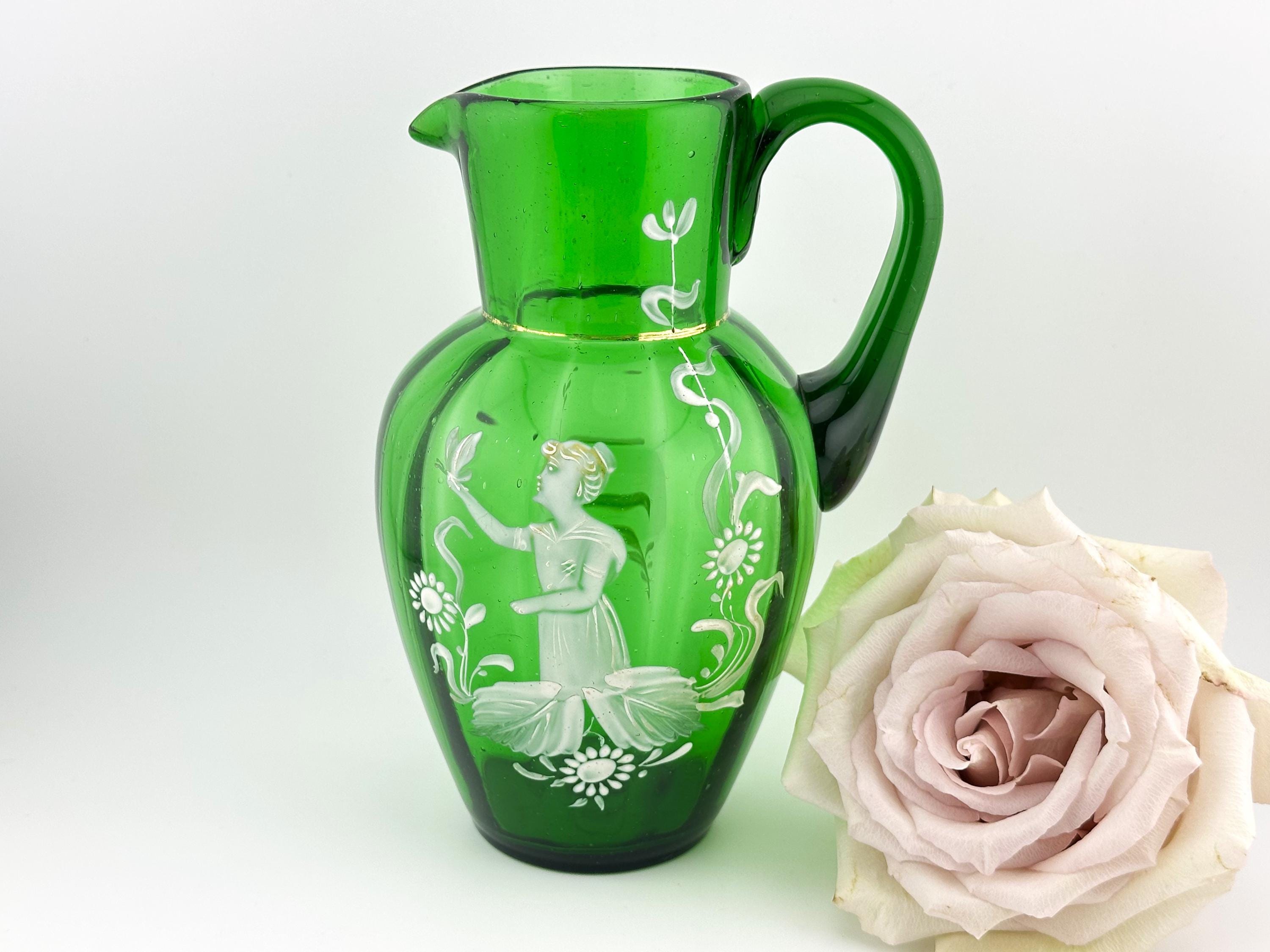 メアリー・グレゴリー グリーンガラス ピッチャー – ホワイトエナメル