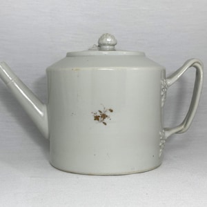 18th Century Chinese Export Drum-Style Teapot with Twisted Handle