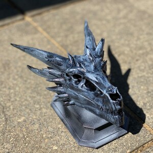 Cráneo de dragón de resina hecho a mano – Decoración de fantasía, inspirado en House of Dragons Stand