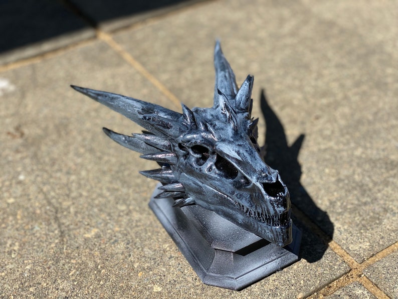 Cráneo de dragón de resina hecho a mano – Decoración de fantasía, inspirado en House of Dragons Stand