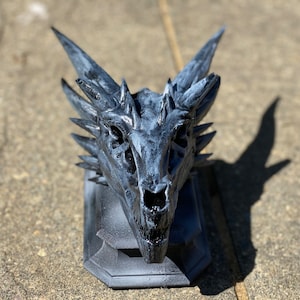 Cráneo de dragón de resina hecho a mano – Decoración de fantasía, inspirado en House of Dragons imagen 1