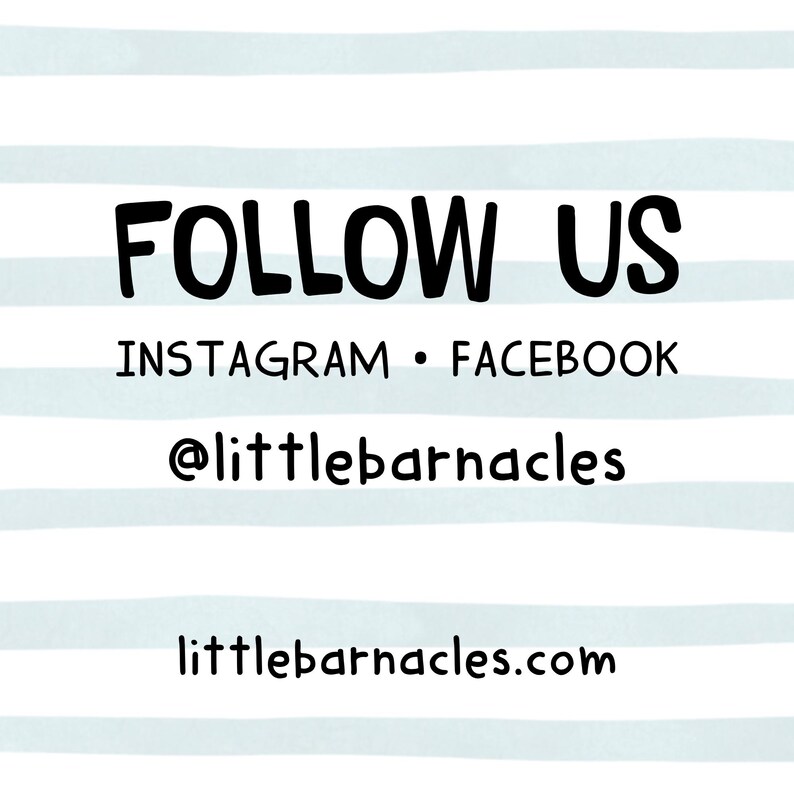 Peut inclure: Fond blanc avec des rayures horizontales bleu clair. Le texte "FOLLOW US" est &eacute;crit en grosses lettres noires. En dessous, il est &eacute;crit "INSTAGRAM &bull; FACEBOOK" et "@littlebarnacles". L'adresse du site web est "littlebarnacles.com".