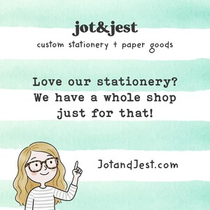 Pu&ograve; includere: Una grafica con il testo jot&jest custom stationery + paper goods, Love our stationery? We have a whole shop just for that!, e JotandJest.com. Un'illustrazione di una persona con capelli biondi e occhiali punta verso l'alto.