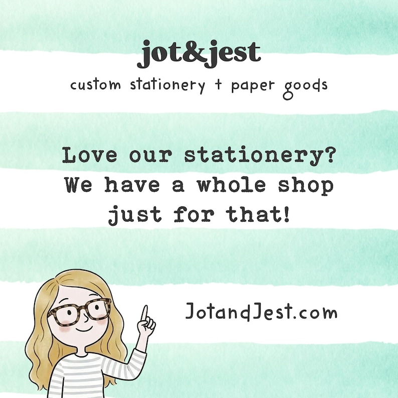 Pu&ograve; includere: Una grafica con il testo jot&jest custom stationery + paper goods, Love our stationery? We have a whole shop just for that!, e JotandJest.com. Un'illustrazione di una persona con capelli biondi e occhiali punta verso l'alto.