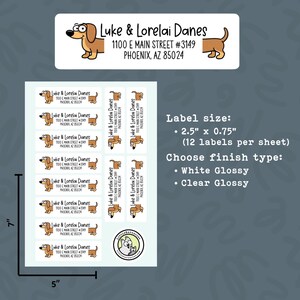 Peut inclure: Feuille d'&eacute;tiquettes d'adresse avec un dessin anim&eacute; de teckel et le texte "Luke & Lorelai Danes" et une adresse. La taille de l'&eacute;tiquette est de 6,35 cm x 1,9 cm, avec 12 &eacute;tiquettes par feuille. Finitions brillantes blanche ou transparente.