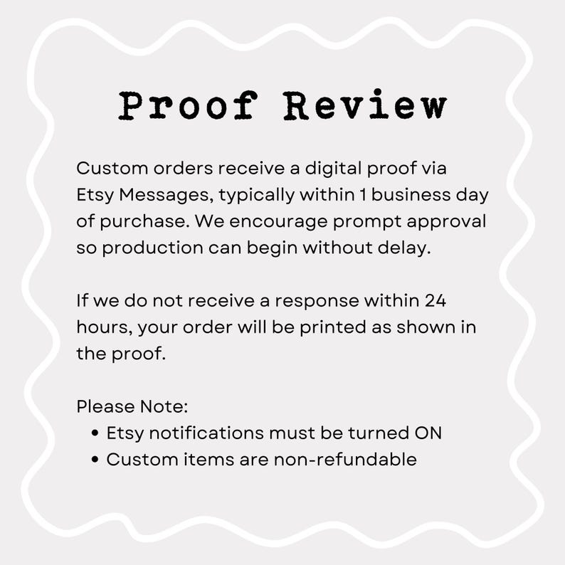 Peut inclure: Un graphique gris clair avec les mots "Proof Review" en lettres noires en gras. Le texte explique le processus de v&eacute;rification des commandes personnalis&eacute;es, y compris les messages Etsy, les d&eacute;lais d'approbation et les politiques de remboursement. L'image a une bordure d&eacute;corative.