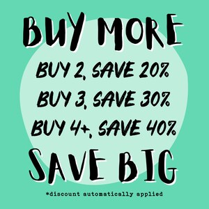 Peut inclure: Fond vert turquoise avec le texte blanc "ACHETEZ PLUS". Le texte suppl&eacute;mentaire indique "ACHETEZ 2, &Eacute;CONOMISEZ 20%", "ACHETEZ 3, &Eacute;CONOMISEZ 30%" et "ACHETEZ 4+, &Eacute;CONOMISEZ 40%". La phrase "&Eacute;CONOMISEZ GROS" est &eacute;galement affich&eacute;e.