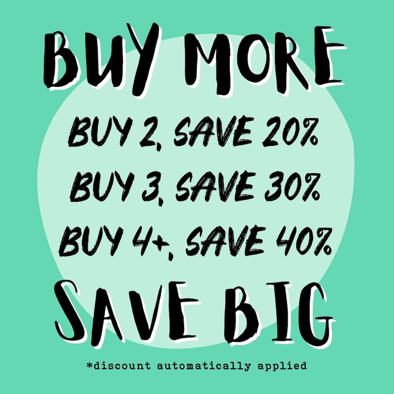 Peut inclure: Fond vert turquoise avec le texte blanc "ACHETEZ PLUS". Le texte suppl&eacute;mentaire indique "ACHETEZ 2, &Eacute;CONOMISEZ 20%", "ACHETEZ 3, &Eacute;CONOMISEZ 30%" et "ACHETEZ 4+, &Eacute;CONOMISEZ 40%". La phrase "&Eacute;CONOMISEZ GROS" est &eacute;galement affich&eacute;e.