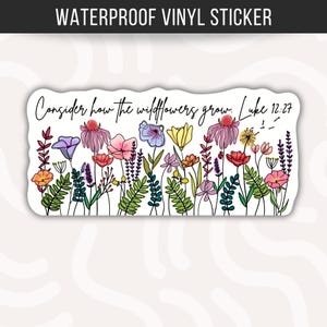 K&ouml;nnte beinhalten: Wasserdichter Vinyl-Aufkleber mit einer bunten Wildblumen-Illustration. Der Aufkleber tr&auml;gt den Text "Consider how the wildflowers grow. Luke 12:27" in handschriftlicher Schrift. Die Blumen sind in Rosa, Lila, Gelb und Orange gehalten.