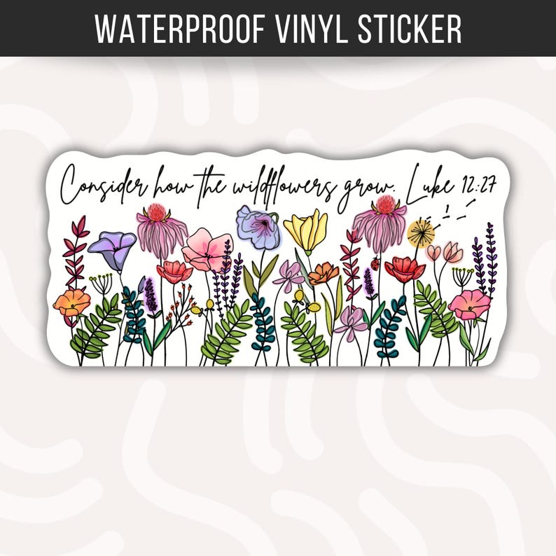 K&ouml;nnte beinhalten: Wasserdichter Vinyl-Aufkleber mit einer bunten Wildblumen-Illustration. Der Aufkleber tr&auml;gt den Text "Consider how the wildflowers grow. Luke 12:27" in handschriftlicher Schrift. Die Blumen sind in Rosa, Lila, Gelb und Orange gehalten.