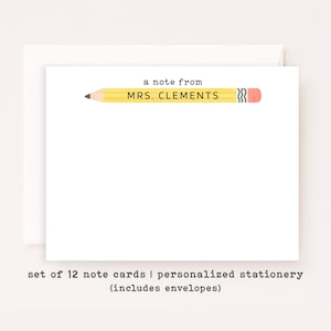 Pu&ograve; includere: Un biglietto rettangolare bianco con una grafica di una matita gialla e il testo a note from MRS. CLEMENTS stampato in nero. Il biglietto &egrave; abbinato a una busta bianca coordinata, presentando un design pulito per cancelleria personalizzata.