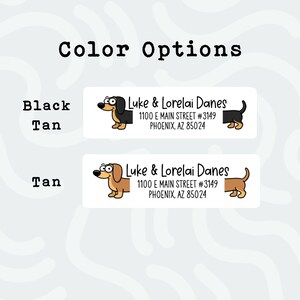 Peut inclure: &Eacute;tiquettes avec des illustrations de teckels. Le texte sur les &eacute;tiquettes indique "Luke & Lorelai Danes" et comprend une adresse &agrave; Phoenix, AZ. Les options de couleur sont le noir et le beige.