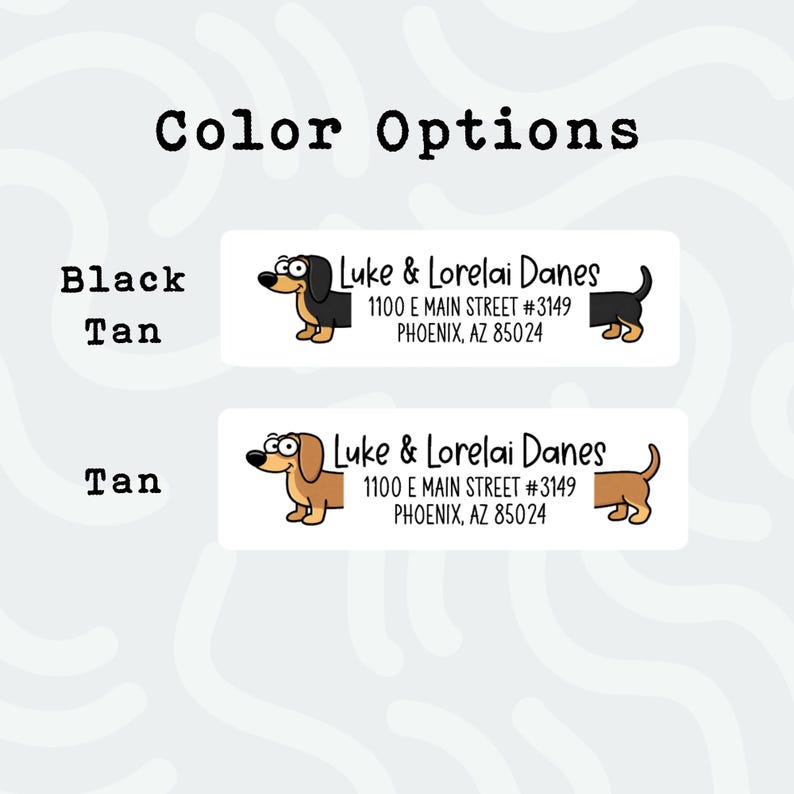 Peut inclure: &Eacute;tiquettes avec des illustrations de teckels. Le texte sur les &eacute;tiquettes indique "Luke & Lorelai Danes" et comprend une adresse &agrave; Phoenix, AZ. Les options de couleur sont le noir et le beige.