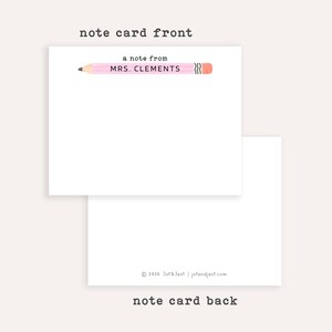 Pu&ograve; includere: Un biglietto rettangolare bianco con una grafica di una matita rosa nella parte superiore e il testo a note from MRS. CLEMENTS. Il retro del biglietto &egrave; bianco semplice con il piccolo testo stampato 2026 Jot&Jest | jotandjest.com in basso al centro.