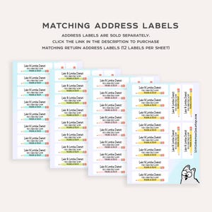 Pu&ograve; includere: Quattro fogli di etichette per indirizzi rettangolari con una grafica a matita e il testo Luke & Lorelai Danes, 1100 E MAIN STREET #2049, PHOENIX, AZ 85024. Il testo MATCHING ADDRESS LABELS e i dettagli delle etichette sono in alto.