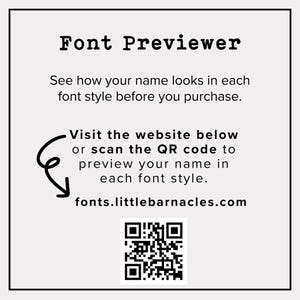 Peut inclure: Graphique blanc avec le texte "Font Previewer". Le texte encourage les utilisateurs &agrave; pr&eacute;visualiser leur nom dans diff&eacute;rents styles de police avant d'acheter. Comprend un code QR et l'adresse du site Web : fonts.littlebarnacles.com.