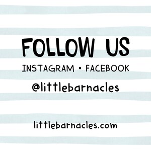 K&ouml;nnte beinhalten: Wei&szlig;er Hintergrund mit hellblauen horizontalen Streifen. Die Worte "FOLLOW US" stehen in gro&szlig;en schwarzen Buchstaben. Darunter steht "INSTAGRAM &bull; FACEBOOK" und "@littlebarnacles". Die Website-Adresse lautet "littlebarnacles.com".