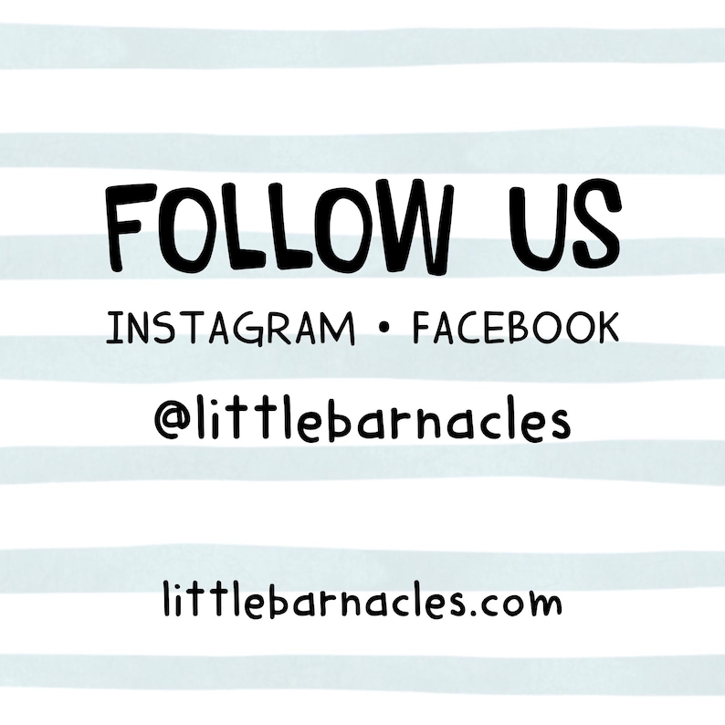 K&ouml;nnte beinhalten: Wei&szlig;er Hintergrund mit hellblauen horizontalen Streifen. Die Worte "FOLLOW US" stehen in gro&szlig;en schwarzen Buchstaben. Darunter steht "INSTAGRAM &bull; FACEBOOK" und "@littlebarnacles". Die Website-Adresse lautet "littlebarnacles.com".