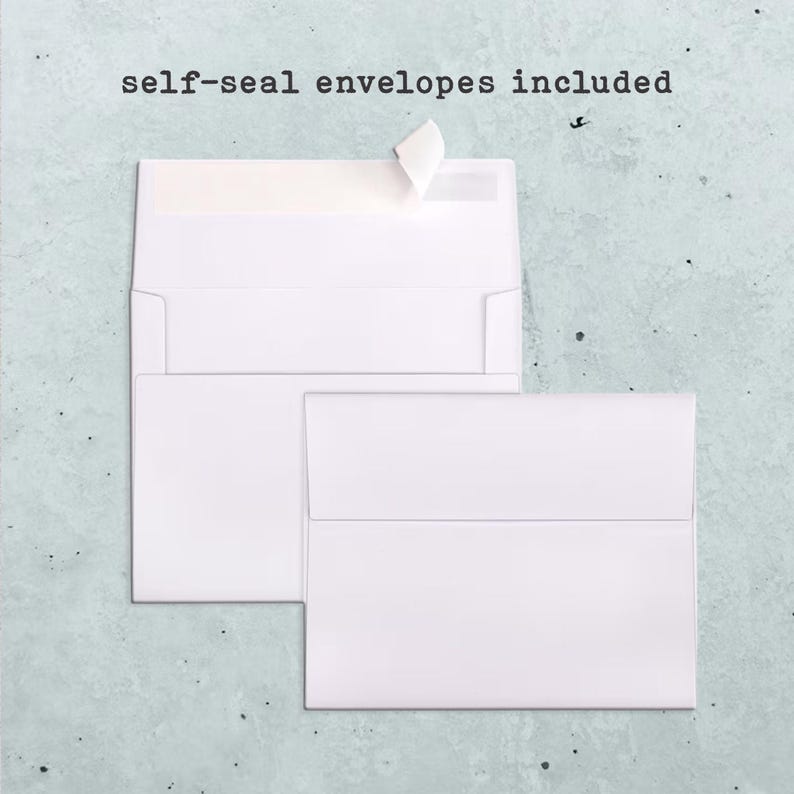 Pu&ograve; includere: Due buste rettangolari bianche con finitura liscia. Una busta &egrave; mostrata con la patta aperta, rivelando una striscia autoadesiva, mentre l'altra &egrave; chiusa. Il testo "self-seal envelopes included" &egrave; stampato sopra le buste.