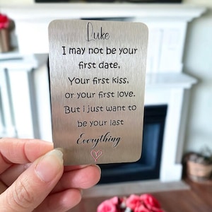 以下が含まれることがあります： 「Luke I may not be your first date, Your first kiss, or your first love. But I just want to be your last Everything ♡」と書かれた銀色の金属製のカード