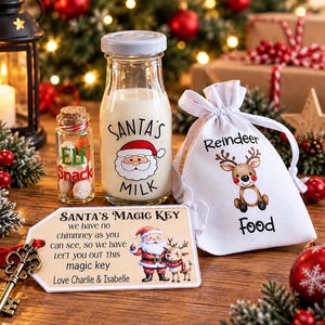 以下が含まれることがあります： Santa's Milkと書かれたガラス製の牛乳瓶、Elf Snackと書かれたコルク栓付きの小瓶、Reindeer Foodと書かれた白い巾着袋、Santa's Magic Keyと書かれたタグとアンティーク調の金属製の鍵。