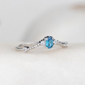 Oval Birthstone Ring, Vintage Style Engagement Birthstone, Mother Ring Gift, Gold Mother Ring, Personalized Gift for Her, Bridesmaid Gifts