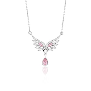 Peut inclure: Collier argent&eacute; avec un pendentif en forme d'ailes orn&eacute; de pierres roses et blanches. Une pierre rose en forme de goutte pend en dessous. Le collier est pr&eacute;sent&eacute; sur fond blanc.