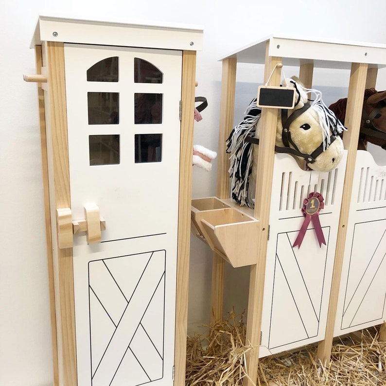 Zubehör Hobby Horse Stall für zwei Steckenpferd-Spielpferd mit Holz Herz Glitzer Mähnenschmuck Bild 4