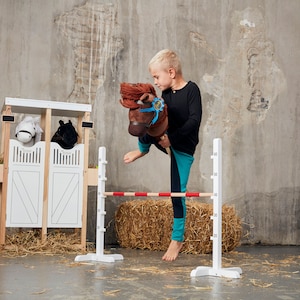 Zubehör Hobby Horse Stall für zwei Steckenpferd-Spielpferd mit Holz Herz Glitzer Mähnenschmuck Bild 6