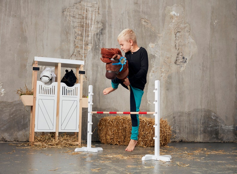 Zubehör Hobby Horse Stall für zwei Steckenpferd-Spielpferd mit Holz Herz Glitzer Mähnenschmuck Bild 6