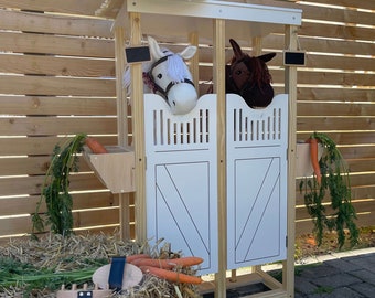 Zubehör Hobby Horse Stall  für zwei Steckenpferd-Spielpferd mit Holz Herz Glitzer Mähnenschmuck