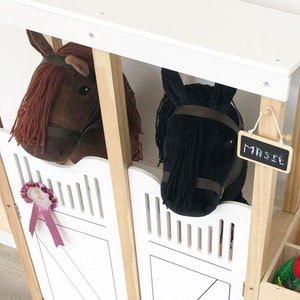 Zubehör Hobby Horse Stall für zwei Steckenpferd-Spielpferd mit Holz Herz Glitzer Mähnenschmuck Bild 5