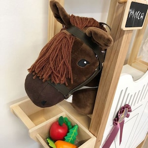 Zubehör Hobby Horse Stall für zwei Steckenpferd-Spielpferd mit Holz Herz Glitzer Mähnenschmuck Bild 3