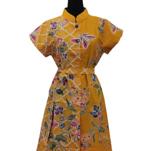 Raffinerad batikklänning med korta ärmar: Perfekt för alla formella evenemang