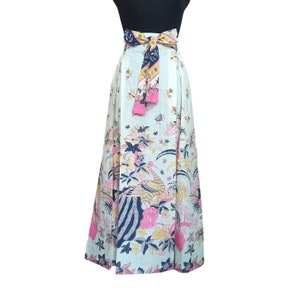 Elegant javanesisk batiklång kjol med fantastiskt påfågelmotiv