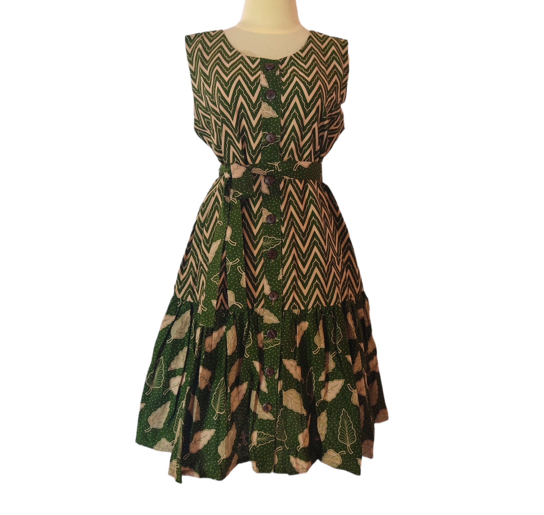 Green sleeveless batik dress for women, featuring a vibrant traditional pattern. Green sleeveless batik dress for women, featuring a vibrant traditional pattern.