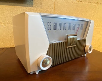 Vintage Mid-Century Modern Motorola AM Radio Model 62X in Pearl White