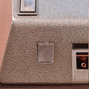 HP Taschenrechner Teile. Set (2) Schraubenabdeckungen für HP-65 oder HP-67