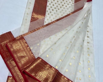 Wunderschöner Saree in Weiß mit roter Farbe. Chanderi Handloom Orgenza Kataan Seidensari mit rotem Nakshi-Rand und sattem Pallu